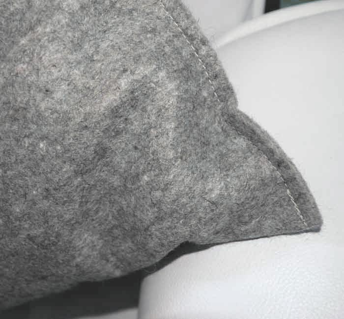 Kissenhülle Designsteck aus ungefärbten Wollfilz nach Maß Kissenhülle Designsteck aus ungefärbten Wollfilz nach Maß