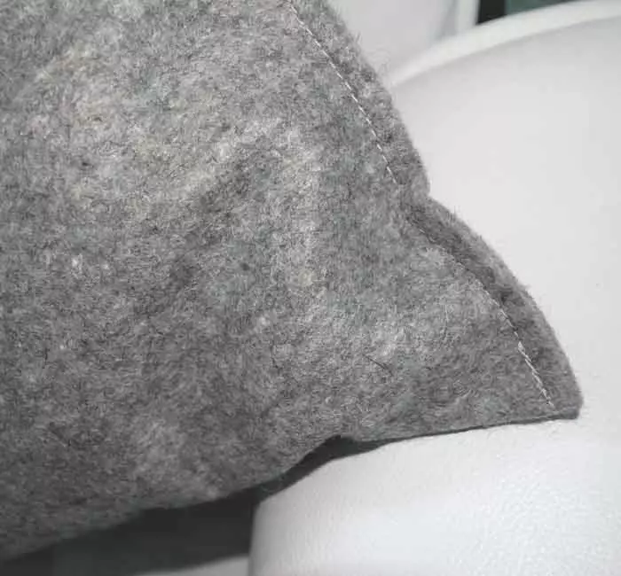 Kissenhülle Designsteck aus ungefärbten Wollfilz nach Maß