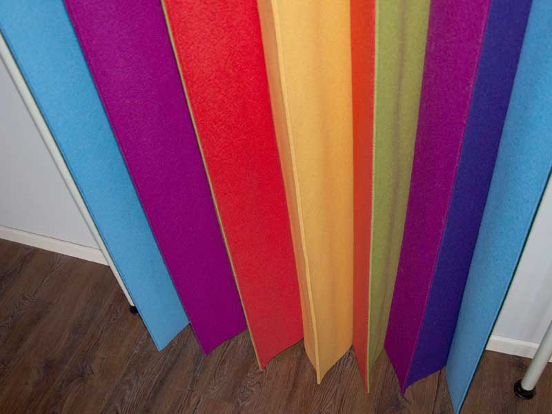 Zick.Zack.Design als Regenborgen Mehrfarbiger Zick.Zack.Design Filzvorhang aus 100 % Schurwolle - Das Original kaufen.