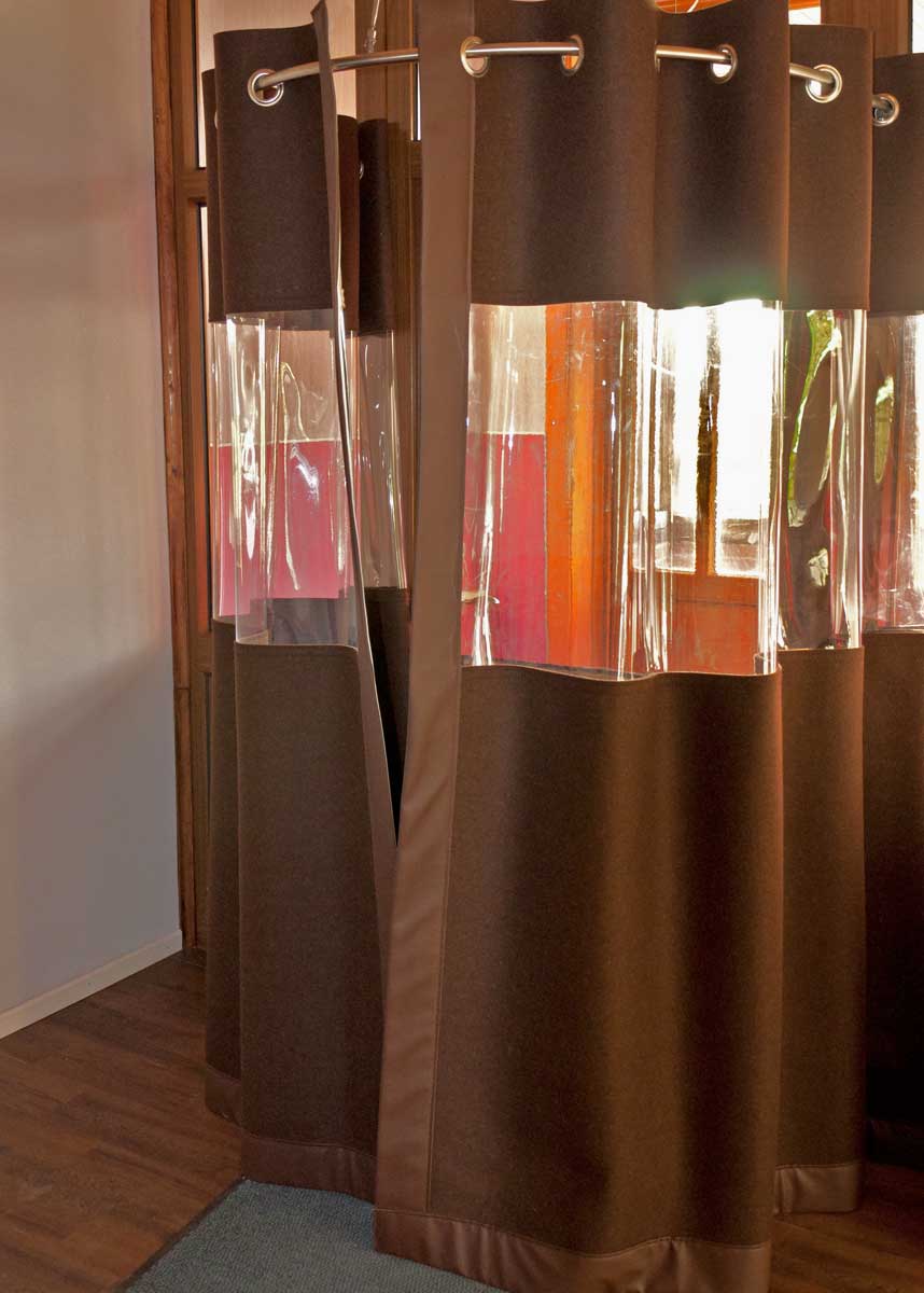Filzvorhang in cafebraun mit Sichtfenster Filzvorhang in dunkelbraun mit Sichtfenster