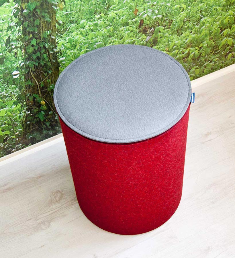 Filzhocker Karminrot mit grauem Sitzkissen Filzhocker Karminrot mit grauem Sitzkissen