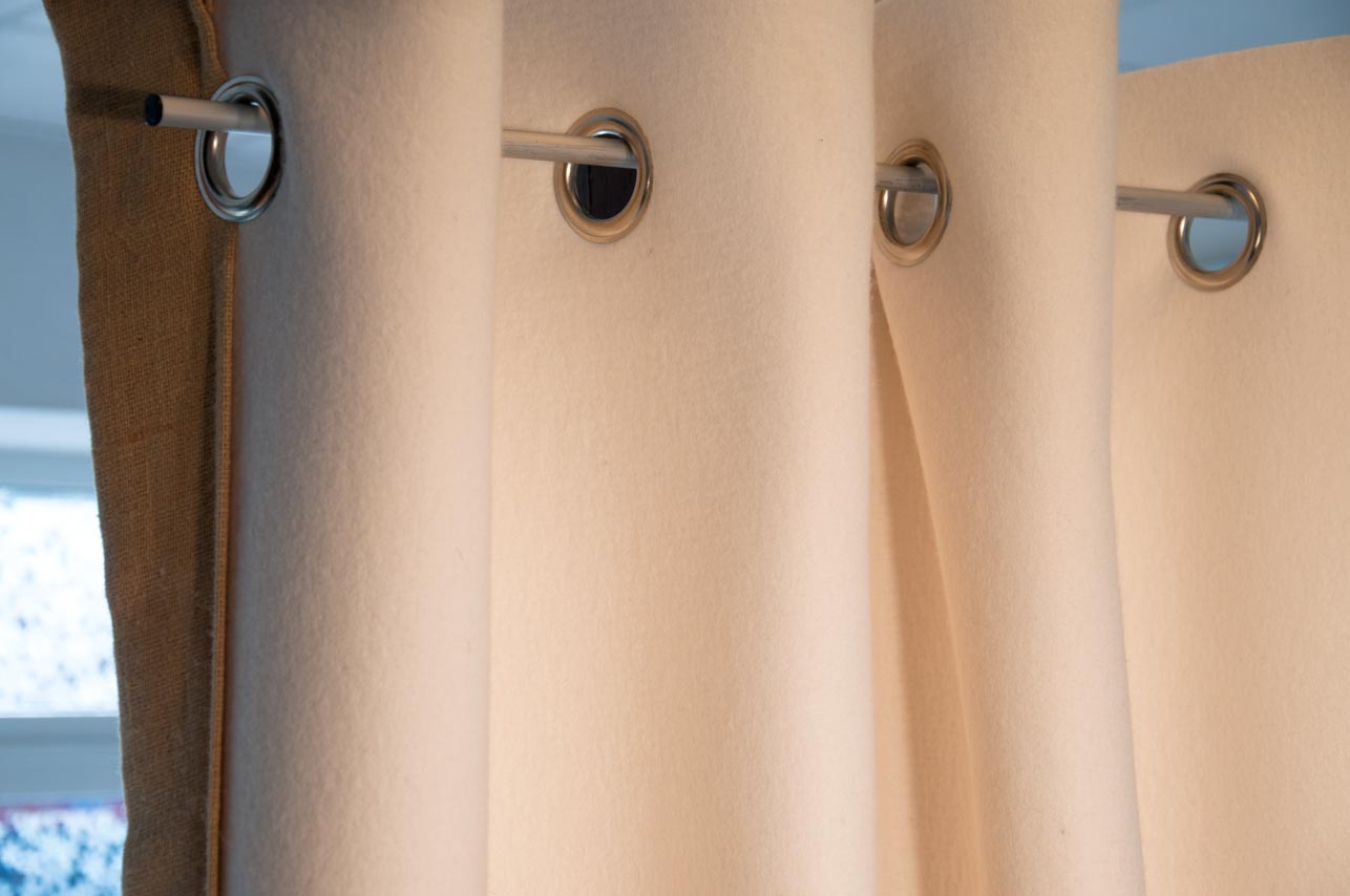 Dicker Thermovorhang aus 5mm Wollfilz mit Jutesaum und Metallösen Dicker Thermovorhang aus 5mm Wollfilz mit Jutesaum und Metallösen