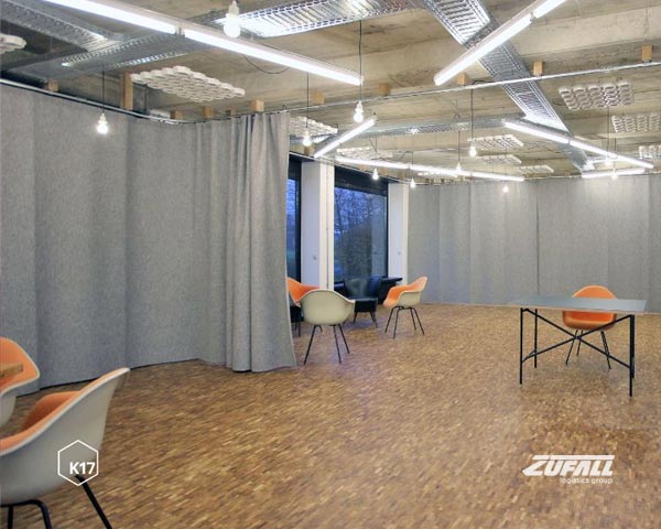 Filzvorhänge als Raumteiler im Büro Filzvorhänge als Raumteiler im Büro