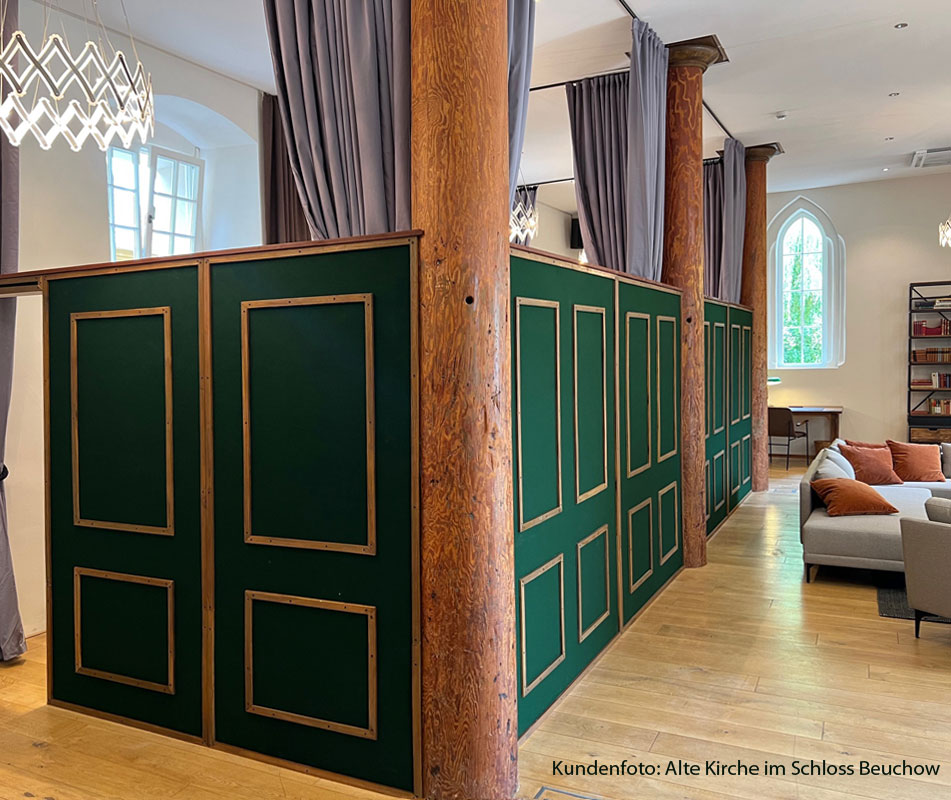 Filzapeten im Schloss Filztapete Lind hieter dem Bett im Shloss Beuchow Filztapete an einem Raumteiler in der Farbe Tanne
