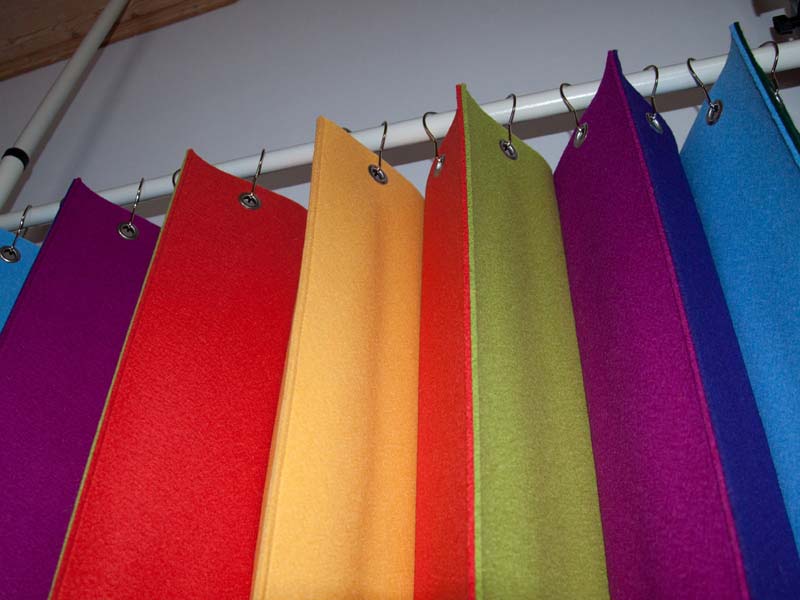 Zick.Zack.Design als Regenborgen Mehrfarbiger Zick.Zack.Design Filzvorhang aus 100 % Schurwolle - Das Original kaufen.