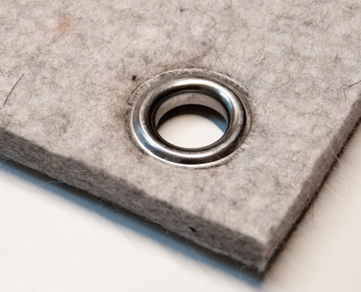 10mm starker Filz mit Metallöse zur Befestigung z. B. mit Lederbändern oder Haken Natur-Filz Bankauflage / Rückenpolster nach Maß: Filz 10 mm, ungefärbt