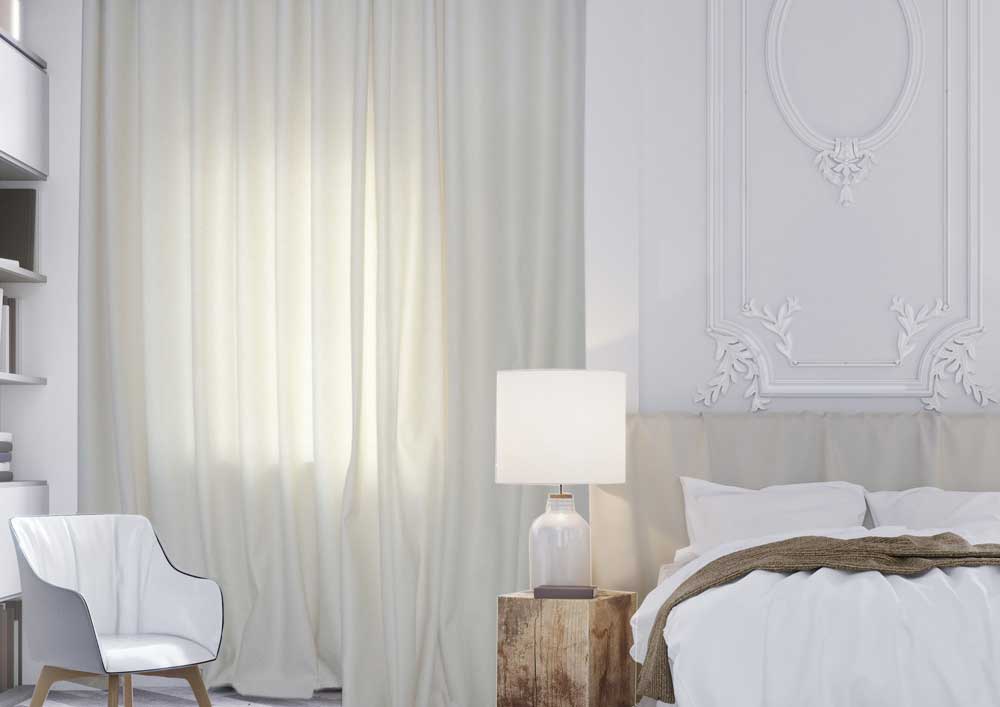 Leichter Filzvorang am Fenster Leichter Filzvorhang im Schlafzimmer