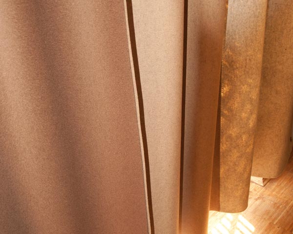 Mehrfarbiger Filzvorhang am Fenster Mehrfarbiger Filzvorhang am Fenster
