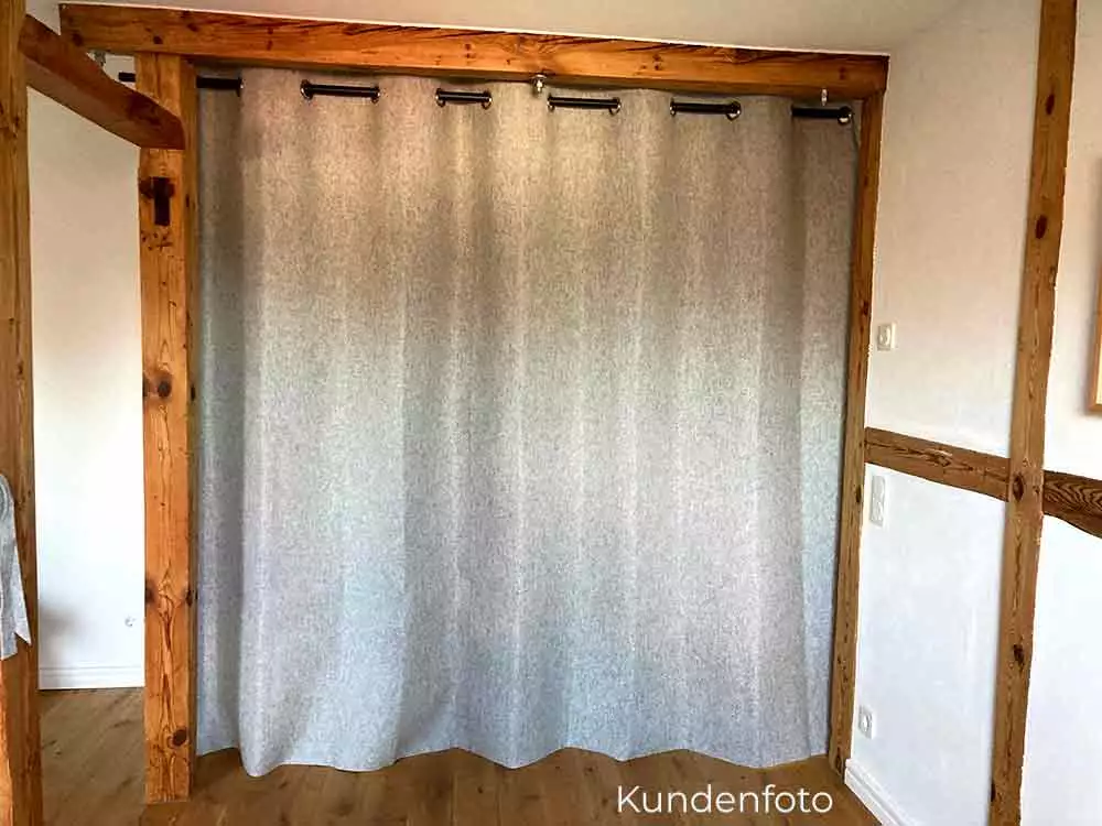 XL-Akustikvorhang aus 3mm ungefärbtem Wollfilz mit Ösen