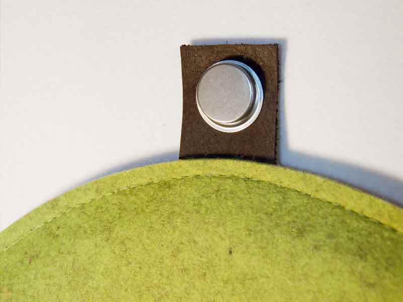 Aufhängöse in Bio-Leder mit Edelstahlpunkthalter Aufhängöse in Bio-Leder mit Edelstahlpunkthalter