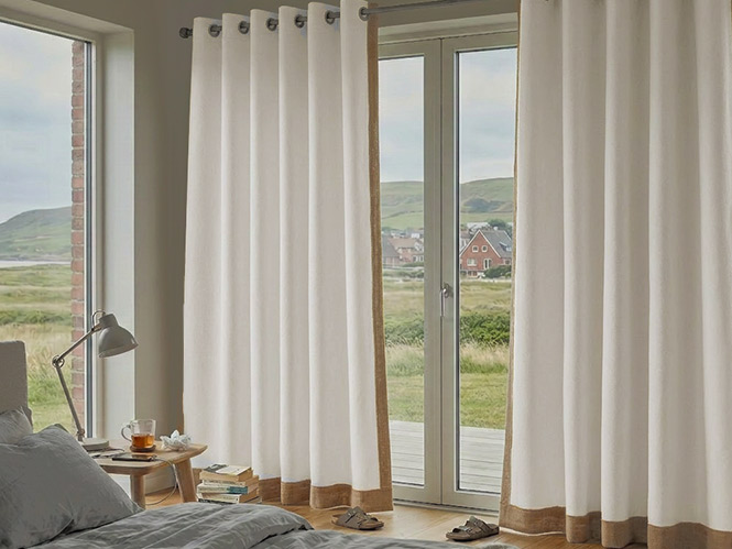Akustikvorhang aus naturweißem Wollfilz am Fenster