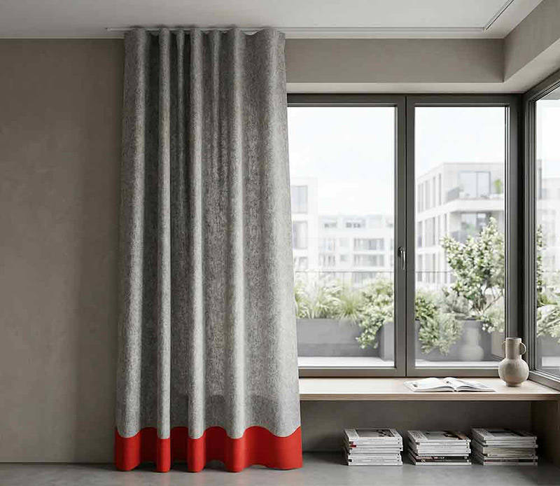 Leichter Filzvorhang aus ungefärbtem Wollfilz mit farbigem Filzsaum Leichter Filzvorhang aus ungefärbtem Wollfilz mit farbigem Filzsaum