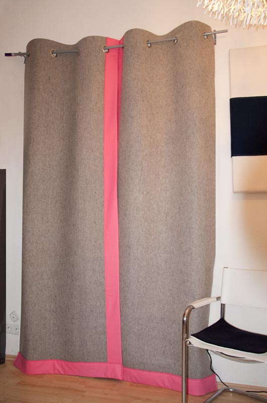 Filzvorhang: Wollfilz, naturgrau mit Griffkante und Saum in Pink Schwerer Filzvorhang aus Wollfilz 5 mm nach Maß // Naturgrau & Naturweiß