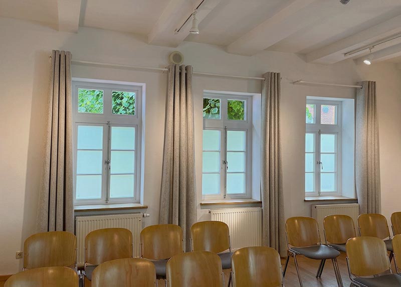 Akustikvorhänge aus Filz im Sitzungssaal Akustikvorhänge aus Filz im Sitzungssaal