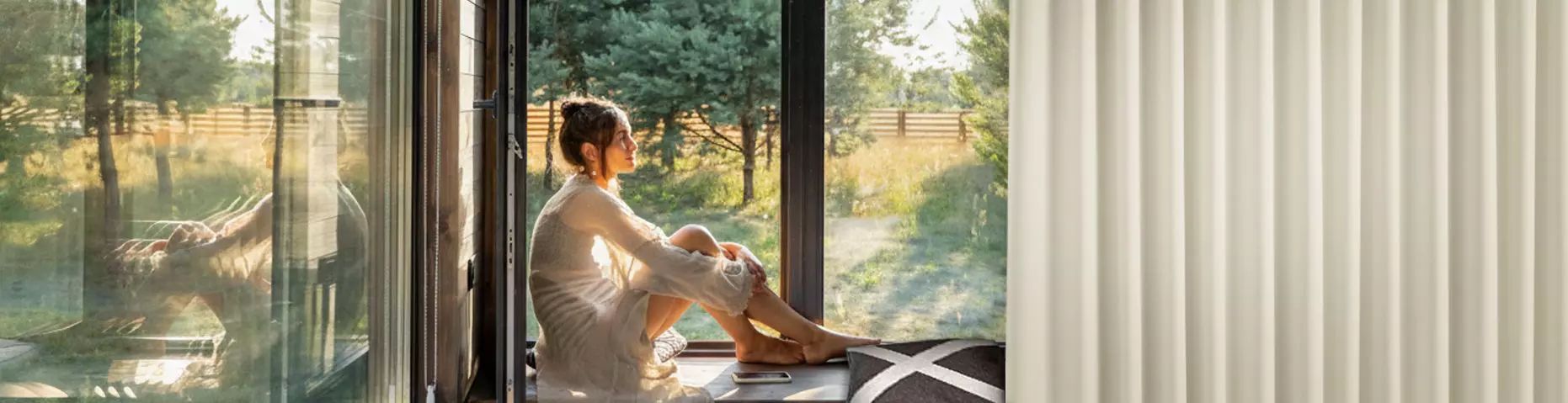 Wohlfühlen mit handgefertigtem Klimavorhang aus Wollfilz