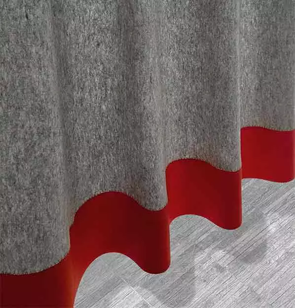 Filzgardine aus ungefärbtem Wollfilz mit farbigem Filzsaum