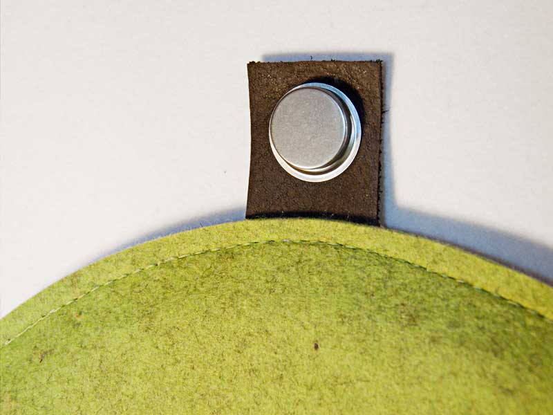 Aufhängöse in Bio-Leder für Rückenpolster Leder, Edelstahl und Filz