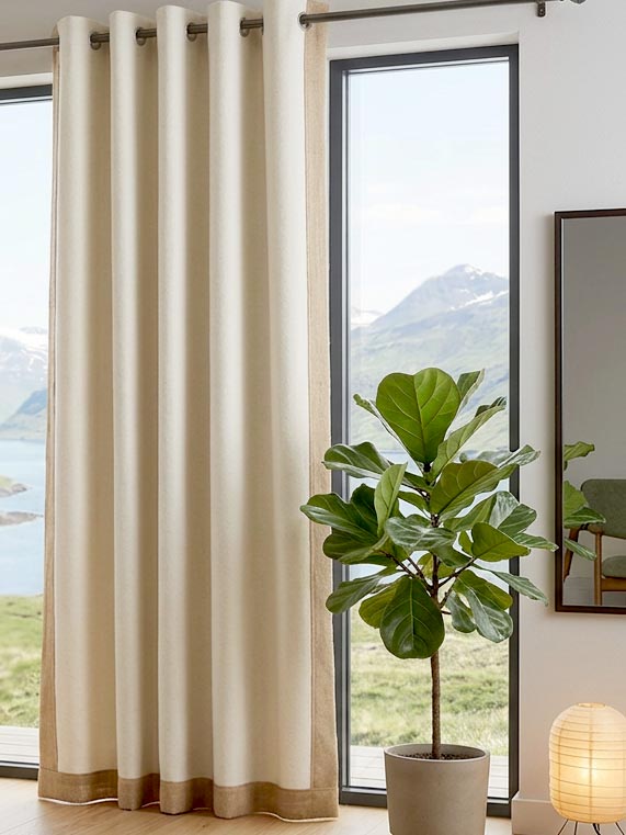 Akustikvorhang aus Wollfilz in Naturfilz am Fenster